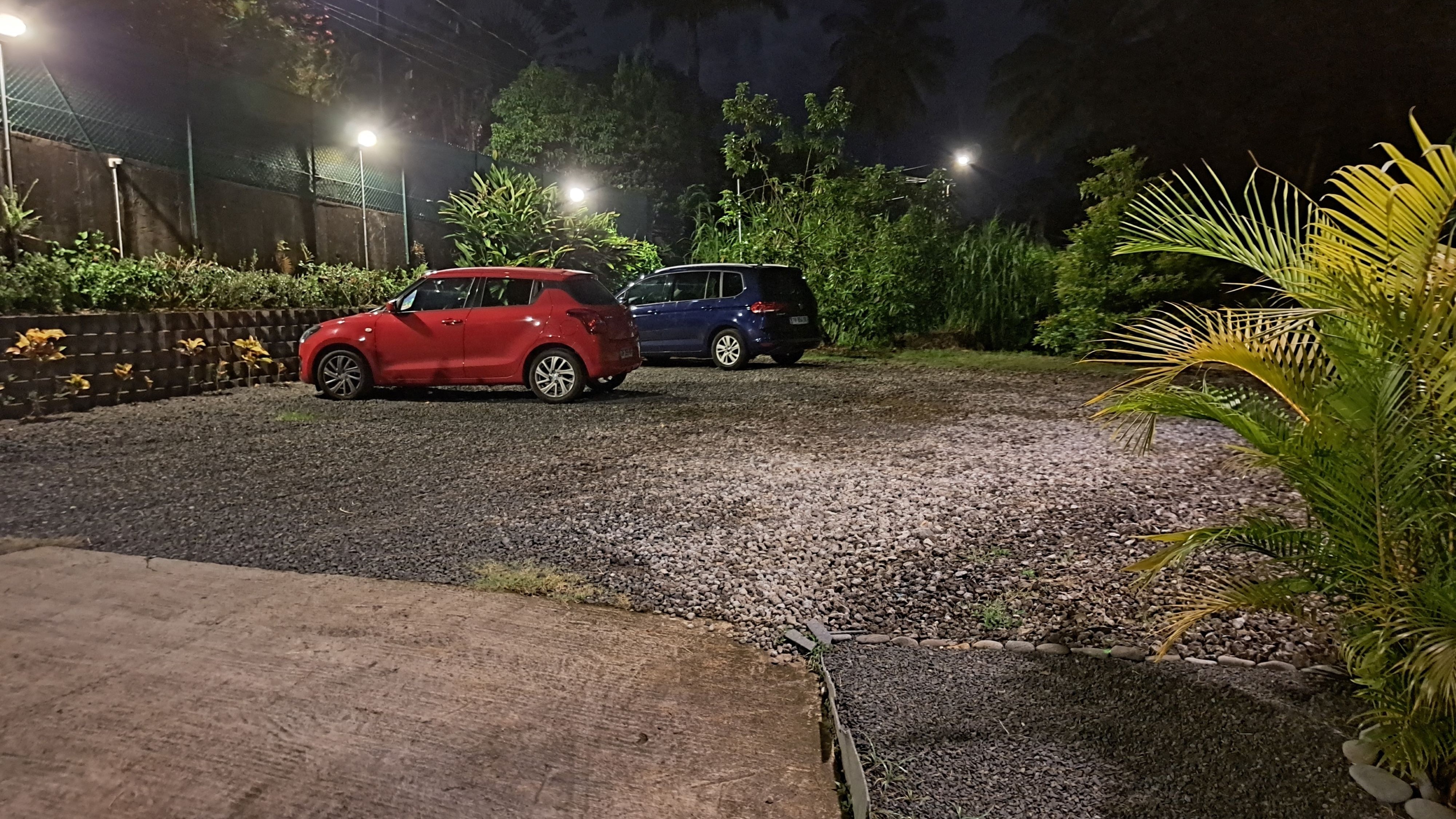 Parking éclairé toute la nuit